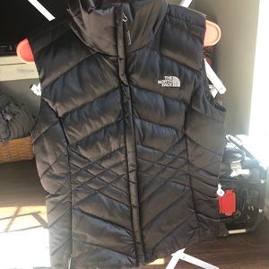 North Face 550 black vest